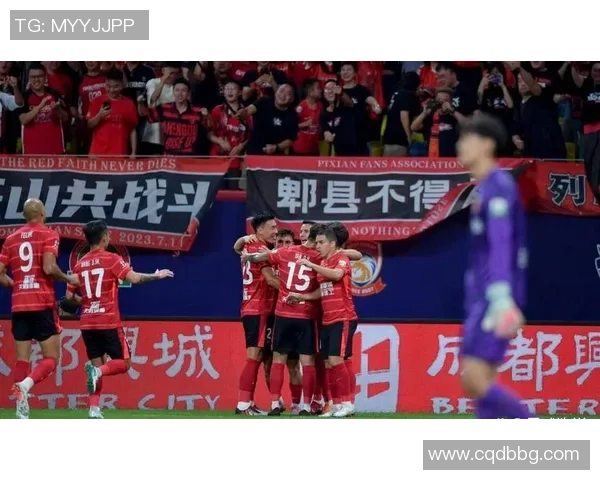 蓉城比赛突生变故胡荷韬伤退古尔芬克尔临危登场力挽局势